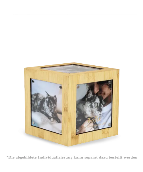 Die Bambus-Variante des Memori Cubes (909M) zeigt eine feine, linierte Holzmaserung. Die Urne kombiniert das nachhaltige Material mit fünf Glasfenstern für Fotos und bietet eine samtige Haptik für ein würdevolles Gedenken